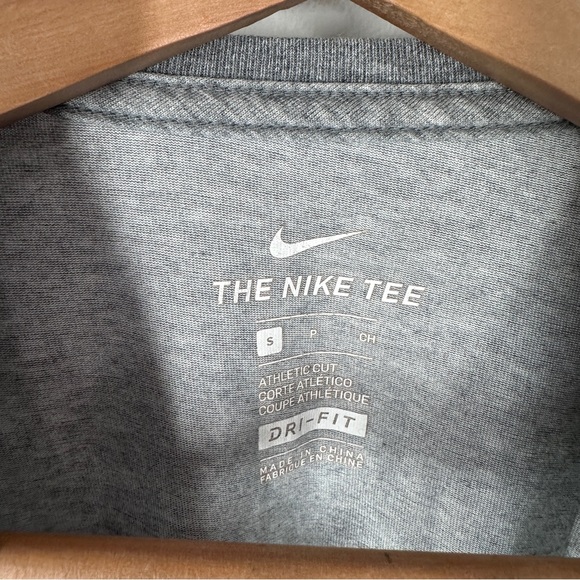 Nike Grey Short Sleeve Tee Shirt Small - Picture 3 of 5